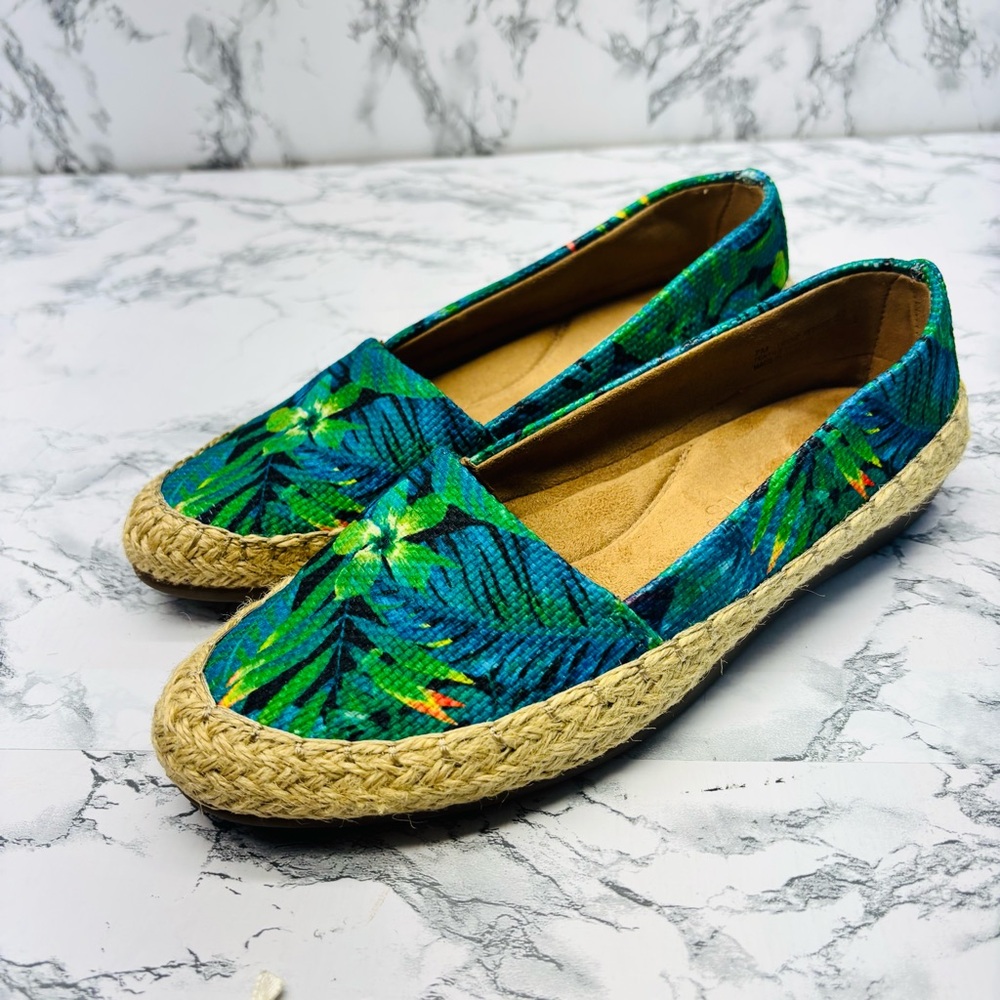 AEROSOLES Trend Report Blue and Green Tropical Print Espadrilles Size 7